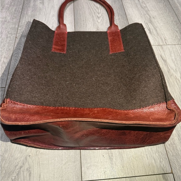 𝐄𝐥𝐞𝐠𝐚𝐧𝐭 𝐓𝐚𝐧 and 𝐁𝐫𝐨𝐰𝐧 𝐖𝐨𝐦𝐞𝐧’𝐬 𝐓𝐨𝐭𝐞 𝐁𝐚𝐠 - Picture 3 of 6